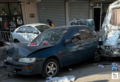 Keçiören'de freni boşalan kamyon 4 araca çarpıp durabildi
