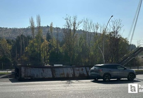 Pursaklar'da seyir halindeki tırın dorsesi devrildi