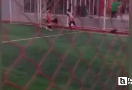 Sincan'da halı sahada oynayan çocukların topunu kaçıran köpek gülümsetti