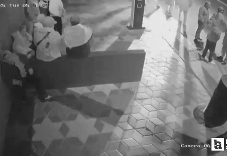 Mamak’ta bir otomobil otobüs durağına daldı, 6 kişi yaralandı!