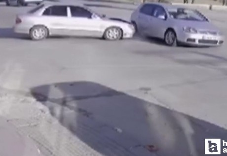 Sincan’da yan yoldan gelen otomobil seyir halindeki araca çarptı