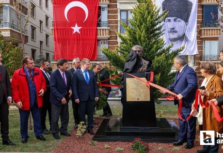Keçiören Belediyesi, çalınan ünlü şair Kuliyev'in büstünün yerine yenisini yerleştirdi