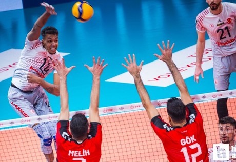 Efeler Ligi’nde derbi heyecanı yaşandı: Ziraat Bankkart liderliğini sürdürdü