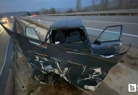 Çorum'da bariyerlere çarpan otomobilde 2 kişi yaralandı