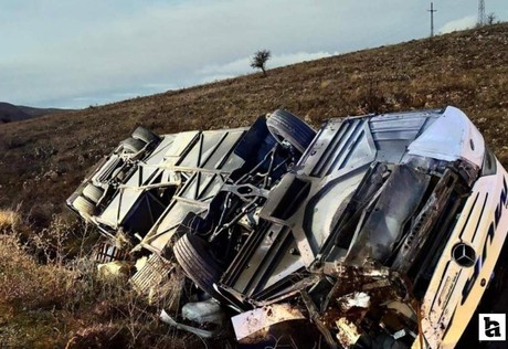Afyonkarahisar'da yolcu otobüsü devrildi: 2 ölü, 21 yaralı