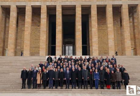 Özgür Özel ve beraberindeki heyet, kurultay sonrasında Anıtkabir'i ziyaret etti!