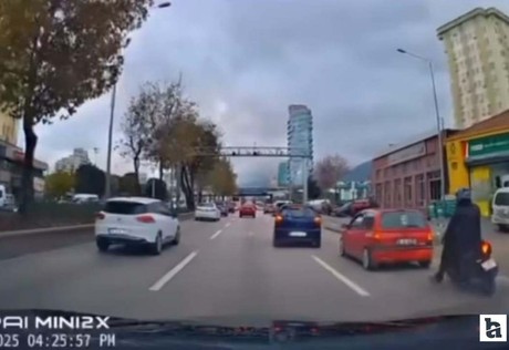 Bursa-Ankara yolunda kaza: Motorcunun yaralandığı anlar kamerada!