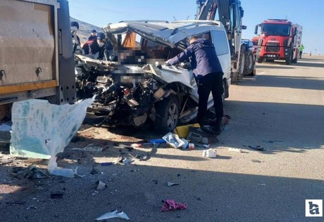 Malatya- Ankara kara yolunda tır ile minibüs çarpıştı:3 ölü!