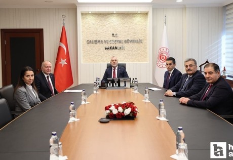 Bakan Işıkhan komisyon toplantısı öncesinde TÜRK-İŞ ve TİSK temsilcileriyle ön toplantı yaptı