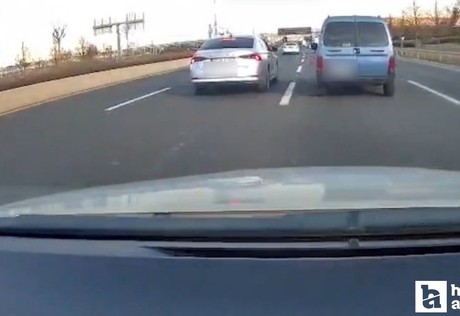 Başkentte kontrolsüz şerit değiştirmeye çalışan sürücü trafiği tehlikeye attı