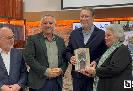 Ahmet Özhan'a verilen Mevlana hediyesi sanatçıyı duygulandırdı