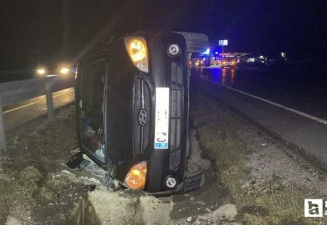 Çorum'da refüje düşüp yan yatan otomobilde 1'i bebek 3 kişi yaralandı