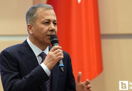 Bakan Yerlikaya, denetimlerde 972 düzensiz göçmenin yakalandığını açıkladı