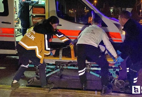 Çorum'da motosiklet yolun karşısına geçmek isteyen yayaya çarptı: 2 yaralı