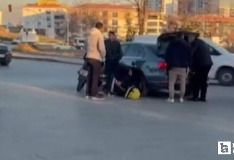 Sincan'da kırmızı ışıkta duran otomobile çarpan motosikletin sürücüsü yaralandı