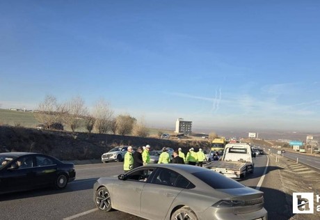 Elmadağ'da 5 aracın karıştığı zincirleme kaza: 4 yaralı