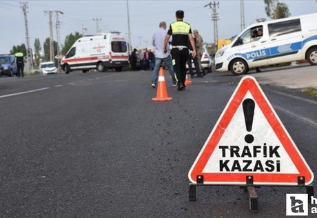 Etimesgut'ta trafik kazası: Beton bariyere ve minibüse çarpan otomobildeki 1 kişi öldü, 2 kişi yaralandı