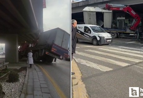 Altındağ'da konteyner yüklü vinç köprünün altına sıkıştı!
