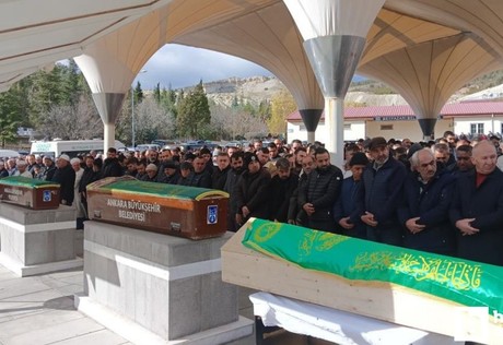 Beypazarı'ndaki trafik kazasında hayatını kaybeden aile gözyaşlarıyla son yolculuğuna uğurlandı