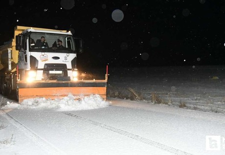 Beypazarı'nda köy yollarında kar mücadelesi devam ediyor