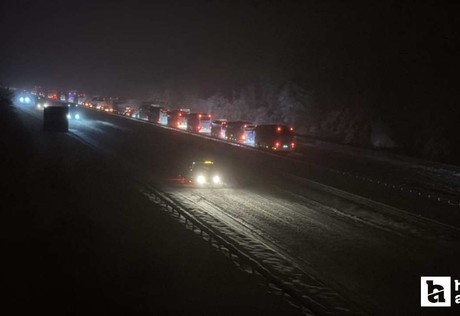 Bolu geçişi Ankara istikametinde 3 tırın yolu kapatması sonucu ulaşım durdu