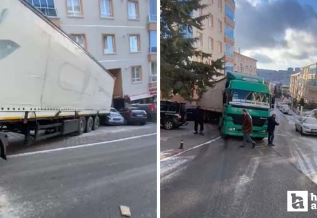 Keçiören'de kontrolden çıkan tır park halindeki 4 otomobile çarptı