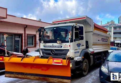 Pursaklar Belediyesi ekiplerinin karla mücadelesi sürüyor