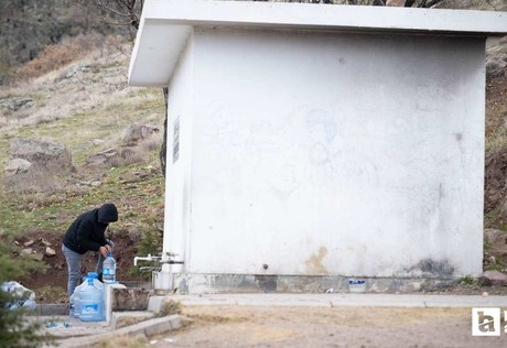 Sincan'da vatandaşlar çeşmelerden su temin ediyorlar