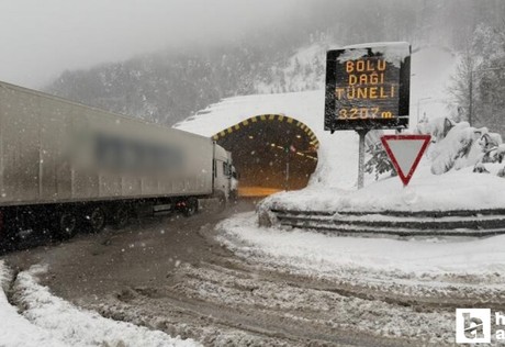 Bolu Dağı'nın Ankara yönü ağır tonajlı araçların geçişine açıldı