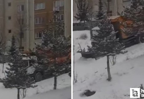 Mamak'ta kayan kar küreme aracı binanın duvarına çarptı