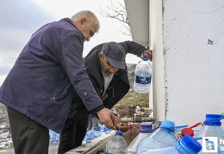 Sincan'da su kesintilerinden etkilenen vatandaşlar çeşmelere akın ediyor