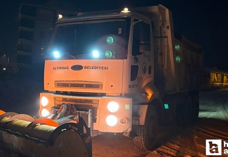 Altındağ Belediyesi ilçe genelinde tuzlama ve yol açma çalışmasını sürdürdü