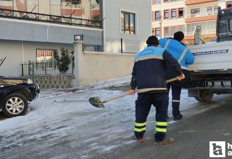 Pursaklar Belediyesi buzlanmaya anında müdahale ediyor