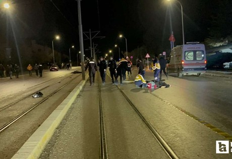 Eskişehir'de aşırı hızlı olduğu iddia edilen otomobil tramvaydan inenlere çarptı: 3 ölü