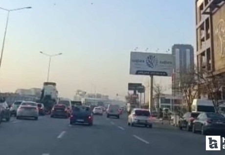 Yenimahalle'de zincirleme trafik kazası araç kamerasına yansıdı