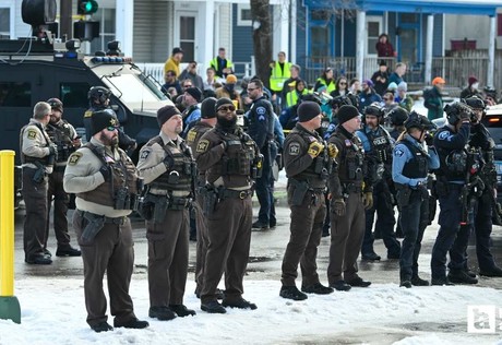 ABD'de ICE ajanları bir kadını silahla vurarak öldürdüler