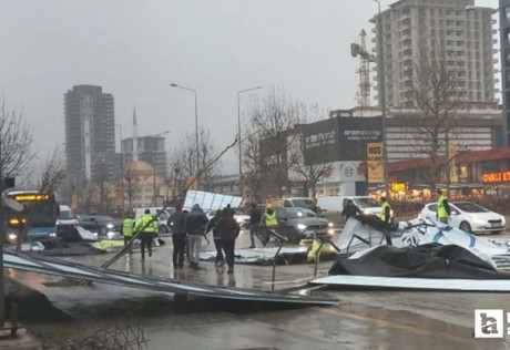 Ankara'da kuvvetli fırtına zor anlar yaşanmasına neden oldu