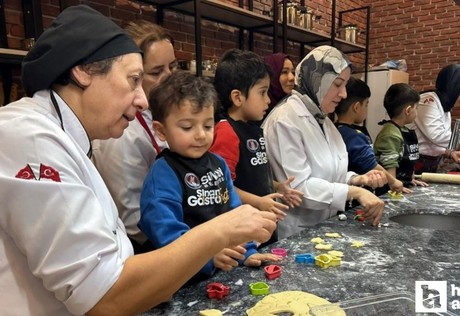 Minik öğrenciler, Gastro Sincan'da usta şeflerle kurabiye yaptı