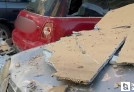 Etimesgut'ta şiddetli fırtınada sökülen yalıtım malzemeleri araçların üzerine devrildi