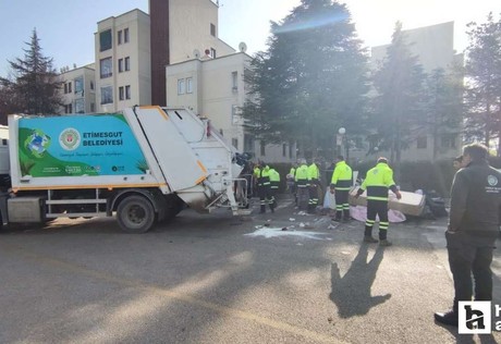 Etimesgut Belediyesi zabıta ekipleri Tunahan Mahallesi'nde çöp eve müdahale etti