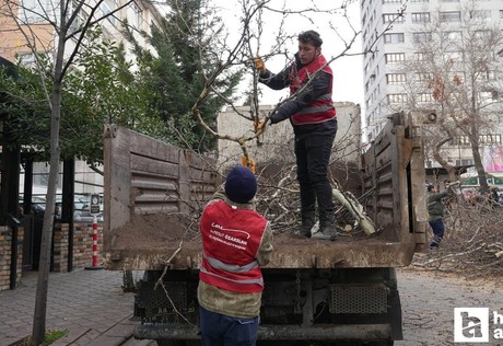 Keçiören Belediyesi park ve yeşil alanların bakımını sürdürüyor
