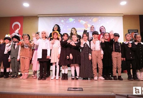 Minik öğrenciler Keçiören Belediyesi'nde bilim tarihinden kesitler sahnelediler
