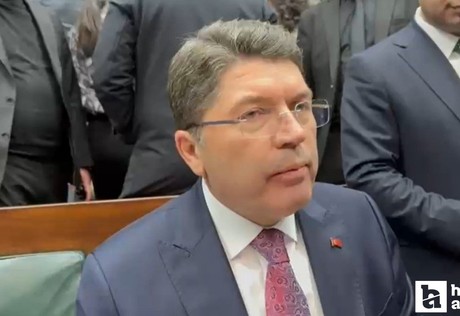 Bakan Tunç, bayrak indirme olayında 14 kişinin gözaltına alındığını açıkladı