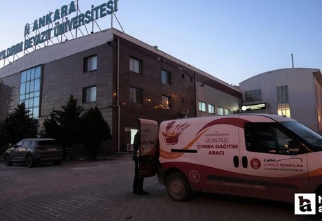 Keçiören Belediyesi vatandaşlara sıcak çorba ikramında bulunuyor