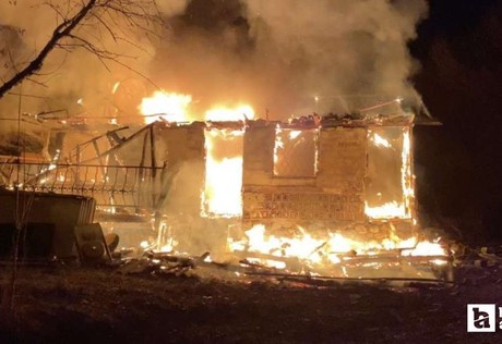 Çorum'da gece saatlerinde çıkan yangında ev ile depo kül oldu