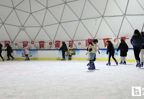 Sömestr eğlencesinin adresi Keçiören Belediyesi'nin Ahmet Çalık Buz pisti oldu!
