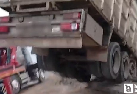 Beypazarı'nda kontrolden çıkan kamyon boşluğa devrildi