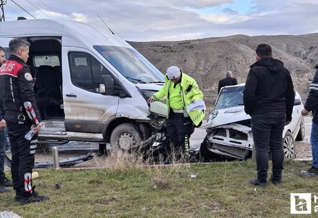 Beypazarı'nda otomobil ve minibüs çarpıştı: 4 kişi yaralandı!