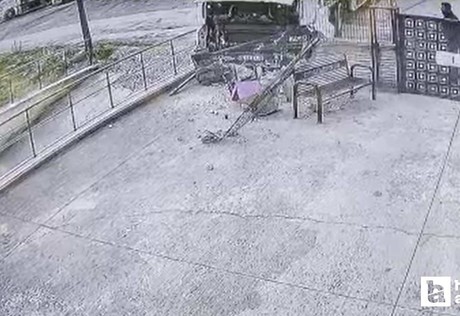Etimesgut’ta freni boşalan tır duvara çarptı: O anlar kamerada