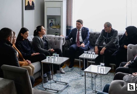 Bakan Yılmaz Tunç, acılı aileyi ziyaret edip soruşturma hakkında bilgi verdi